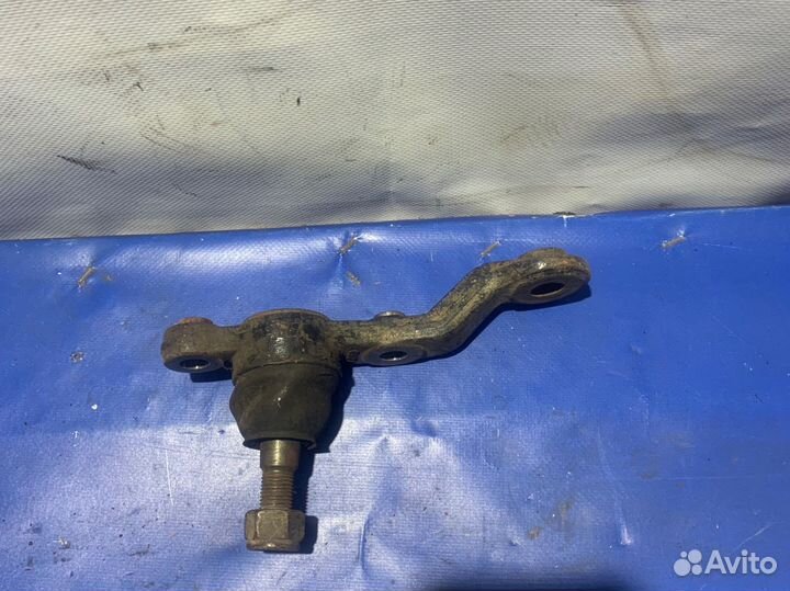 Шаровая опора правая toyota mark 2 GX100