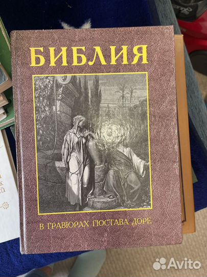 Книги очень много