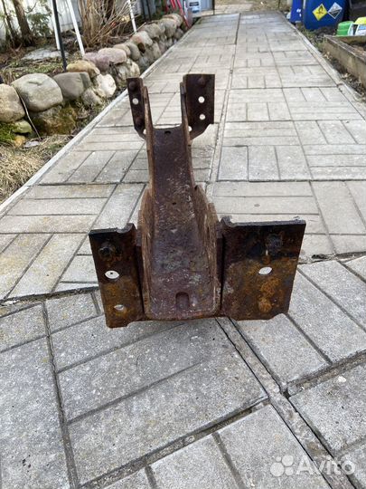 Траверса средняя поперечная