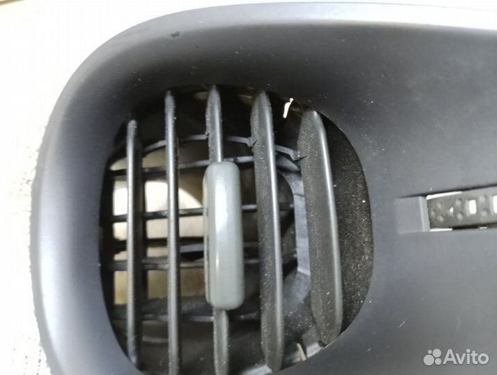 Дефлектор воздушный передний правый Renault Scenic