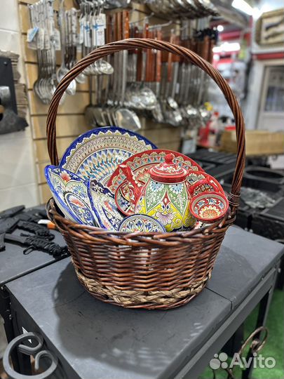 Подарочная корзина с посудой к празднику