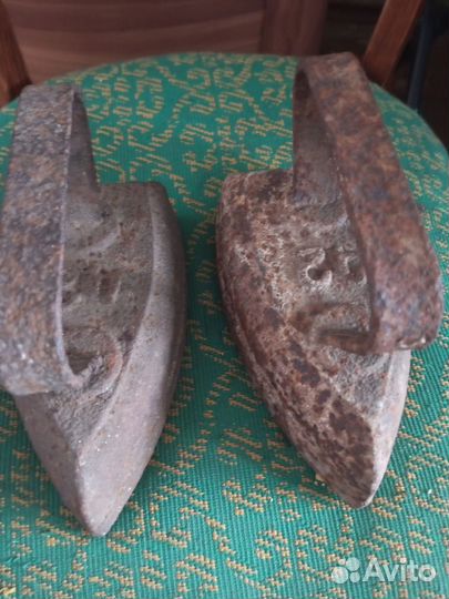 Старый утюг чугунный