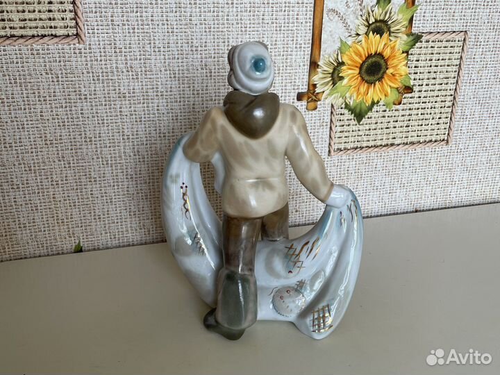 Фарфоровые статуэтки Рыбак с неводом