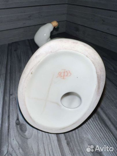 Статуэтка лфз Якутка с цветком и книгой