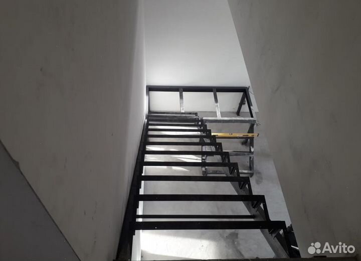 Лестница из металла заказать
