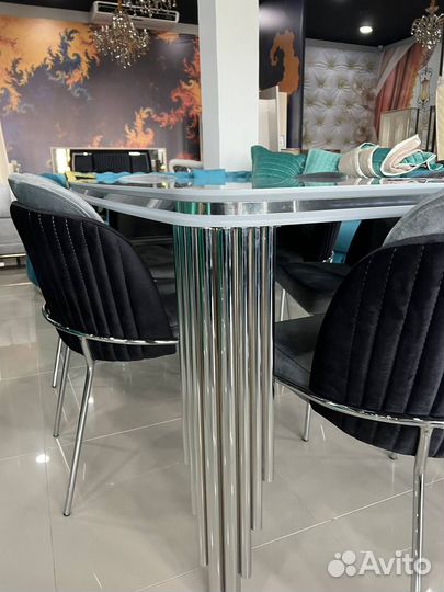 Стол со стульями