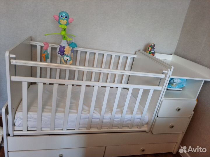Детская кроватка с маятником