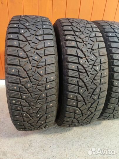 Bridgestone Blizzak Spike-02 SUV 215/60 R17 100T