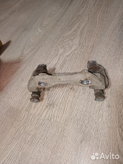 Скоба суппорта