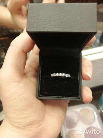 Кольцо с муассанитами