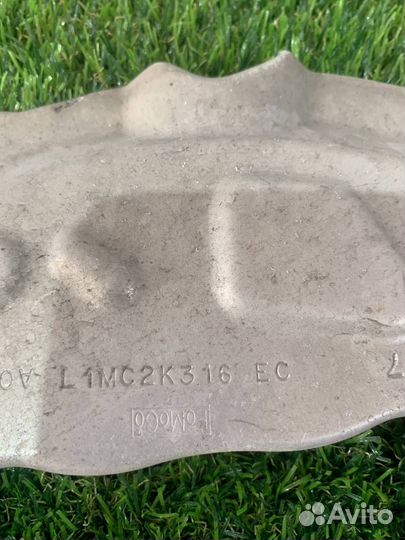 Тормозной щиток правый Ford Explorer 6 U625 2021