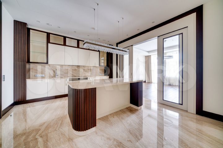 Дом 969,8 м² на участке 37,4 сот.