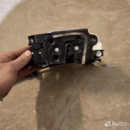 Замок задней левой двери Skoda Octavia A7