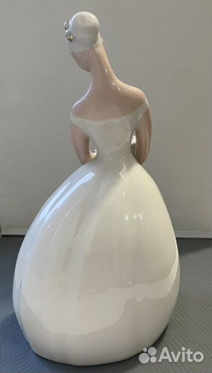 Фарфоровая статуэтка 