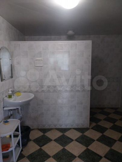 Нежилое здание 1 320,5 м² с зу