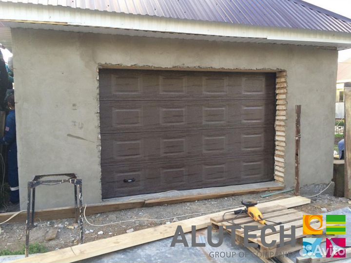 Секционные ворота для гаража alutech