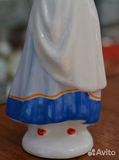 Фарфоровая статуэтка- танцующая девушка. крестьянк