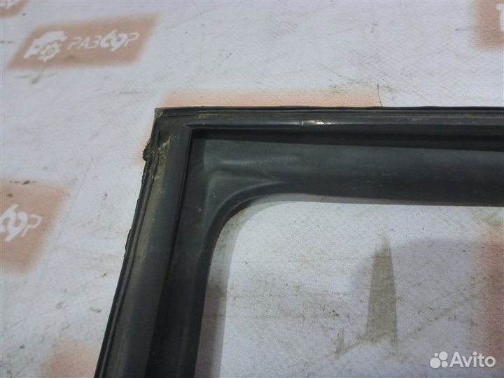 Уплотнительная резинка стекла передняя правая