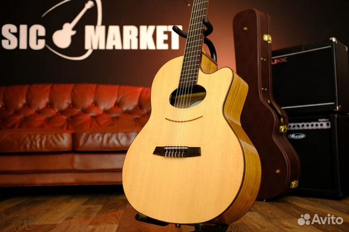 Классическая гитара со звукоснимателем Kremona (ко