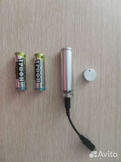 Зарядка для аккумуляторных батареек + 2 батарейки