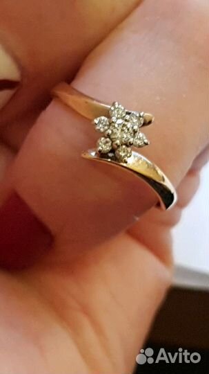 Кольцо с бриллиантом