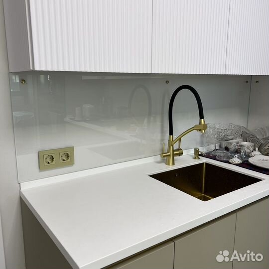 Фартук стеклянный выбеленный