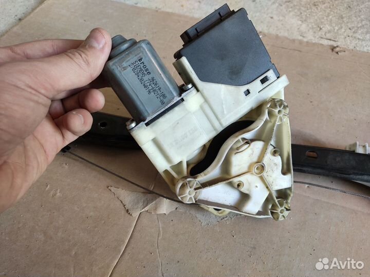 Стеклоподъемник левой задней двери Passat B6