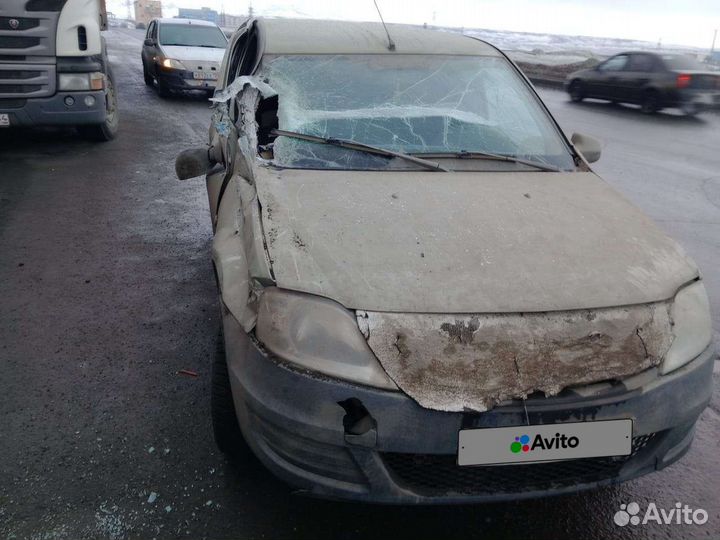 Renault Logan 1.4 МТ, 2013, битый, 300 000 км