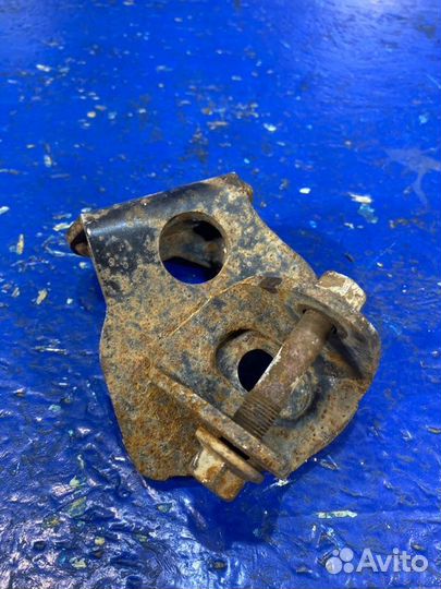 Кронштейн амортизатора задний правый Lexus Nx 300H