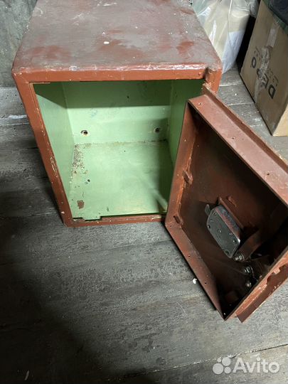 Сейф металлический