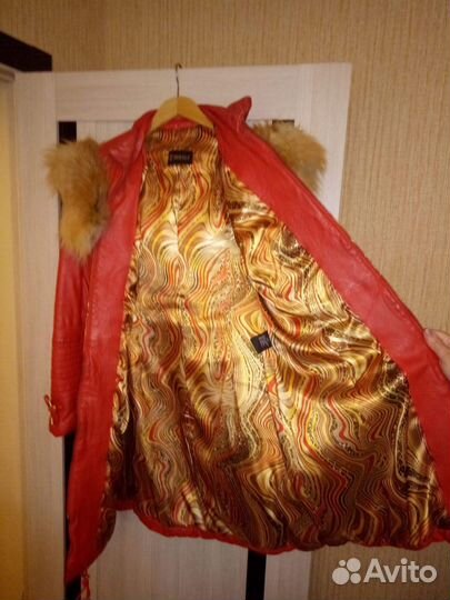 Продам красивую куртку женскую