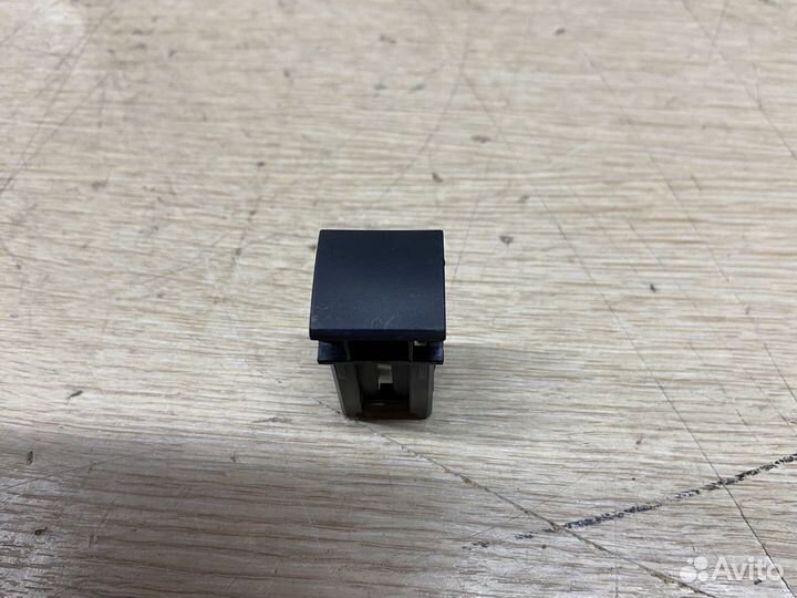 Заглушка кнопки Toyota Camry 75