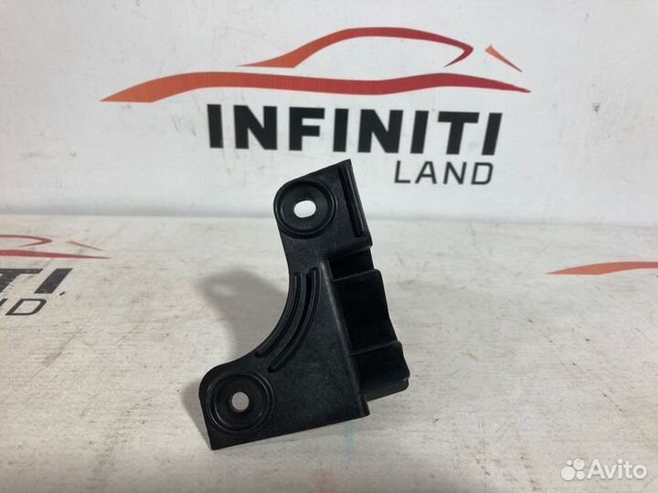 Кронштейн обшивки задней двери левый Infiniti