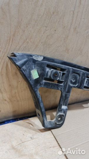 Кронштейн бампера правый Volkswagen Passat B6