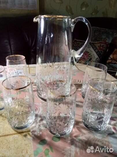 Хрустальный кувшин со стаканами