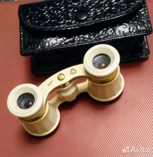 Бинокль театральный в футляре. СССР