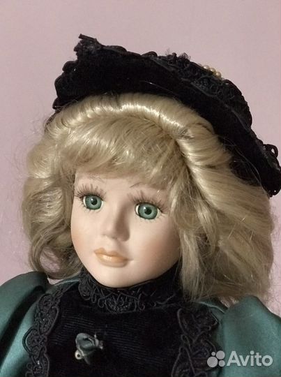 Коллекционная фарфоровая кукла