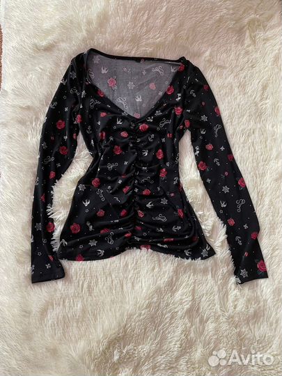 Блузка с декольте