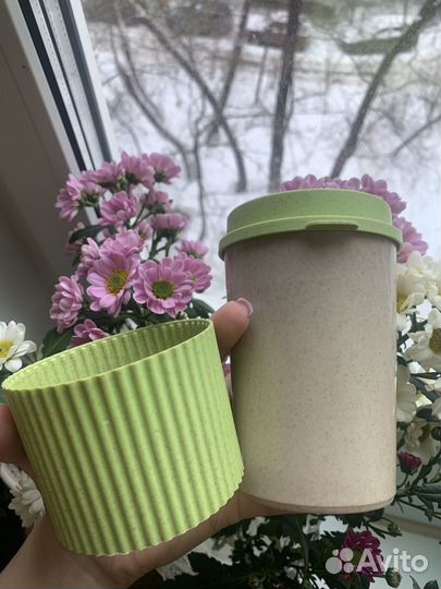 Многоразовый пластиковый стакан с крышкой