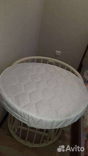 В кроватку детскую