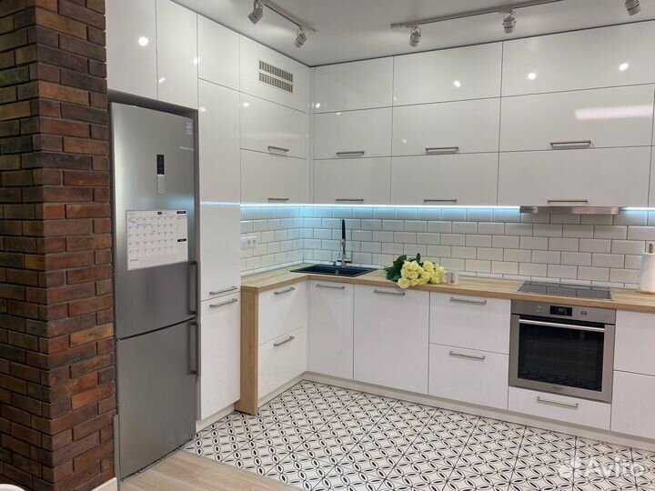 Угловая кухня под потолок на заказ