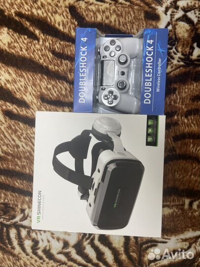 Очки виртуальной реальности с джойстиком