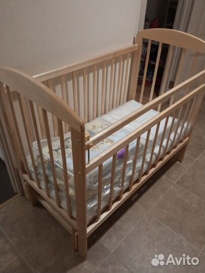 Детская кроватка с продольным маятником