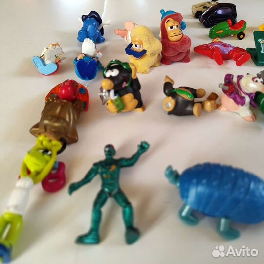 Одним лотом фигурки из киндер- сюрприза