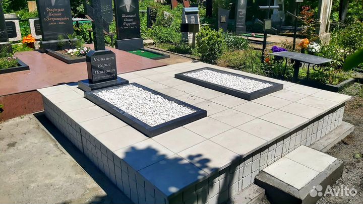 Работы на кладбище. Памятники