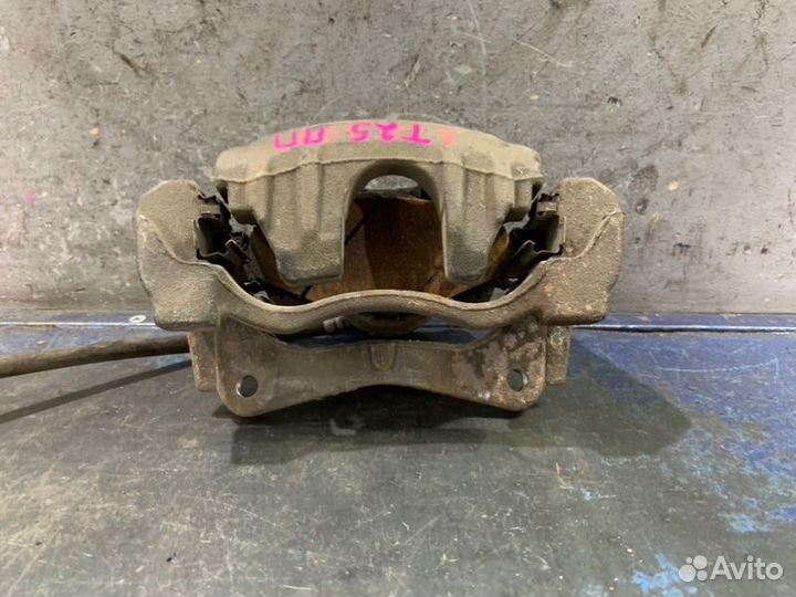 Суппорт передний правый Toyota Avensis T25