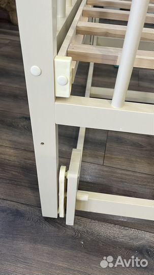 Детская кроватка с продольным маятником