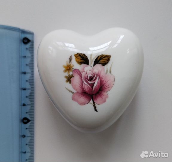 Фарфоровая шкатулочка