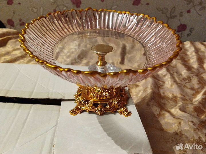 Ваза для фруктов на ножке