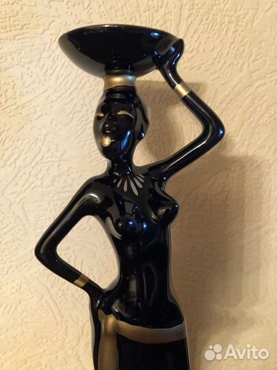 Фарфоровая статуэтка 